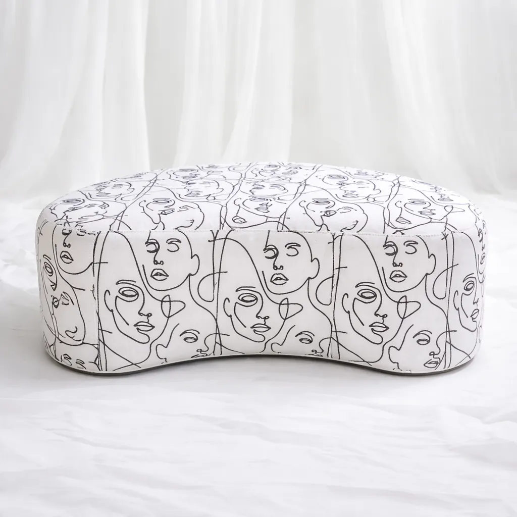 [Pou-132] Ivory Bloom Ottoma